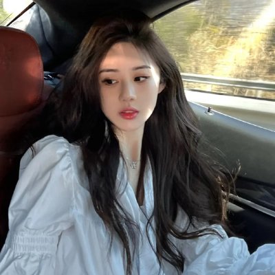 将蝴蝶藏于肩后